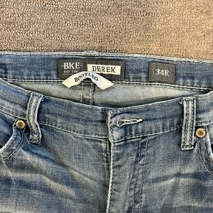 Mens BKE Derek 34R. Tear on knee